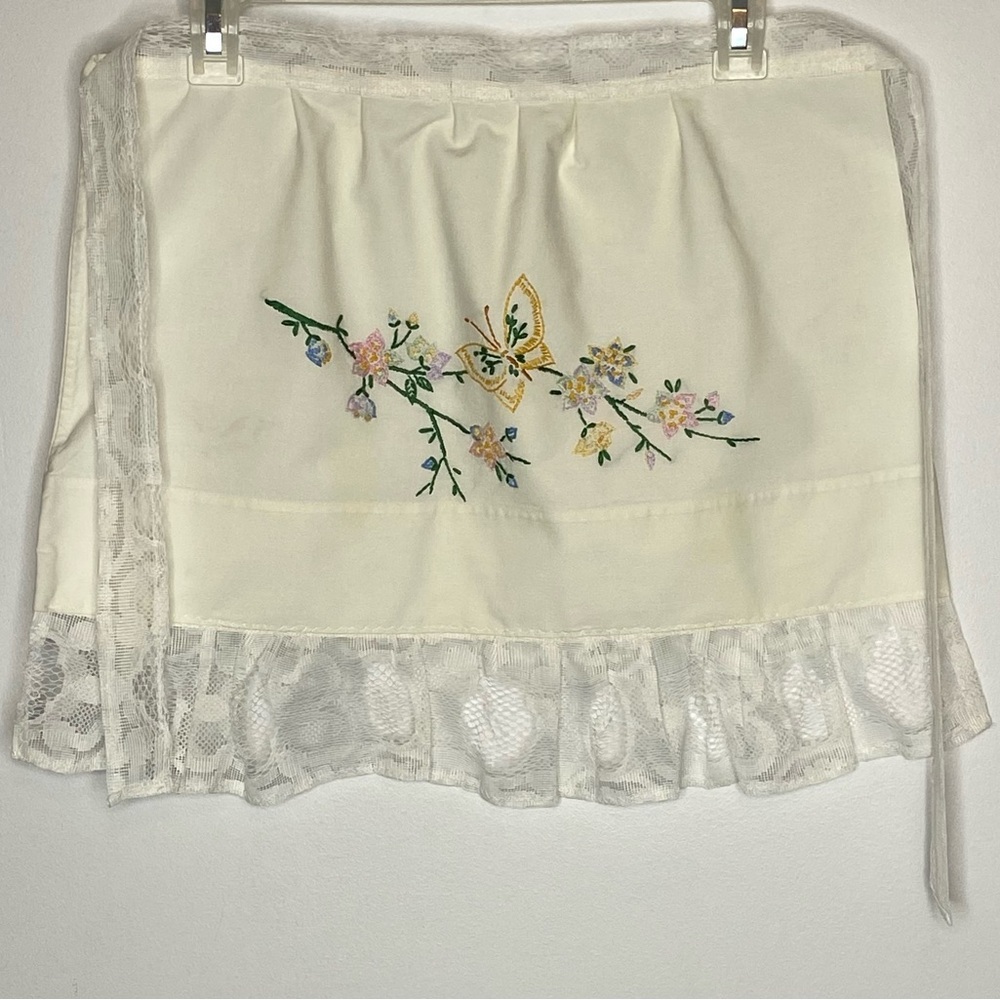 Vintage Embroidered Apron Lace Ruffle and Tie White Colour